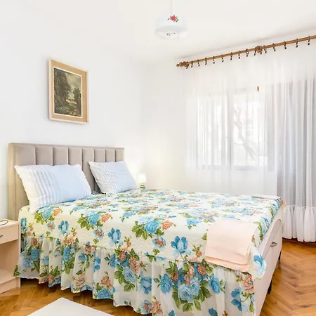 Okrug Gornji 1069a شقة
