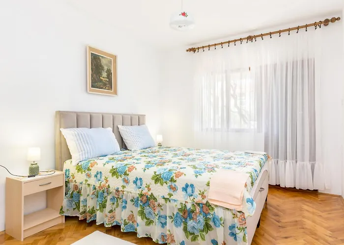 Okrug Gornji 1069a شقة